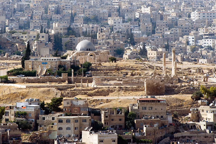 أطلال جبل القلعة في عمّان مع أعمدة وقبة