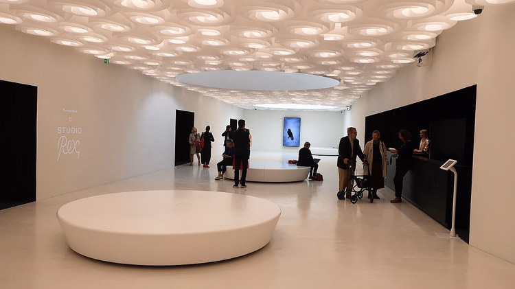 Underjordisk lobby i Amos Rex-museet med besøkende