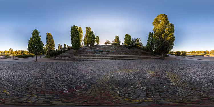 Mauerpark'ta taş basamaklı amfitiyatro