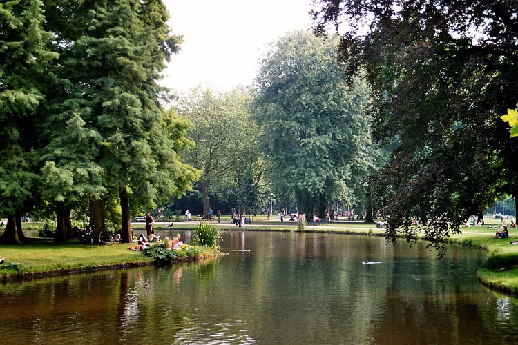 Menschen entspannen an einem Teich im Vondelpark