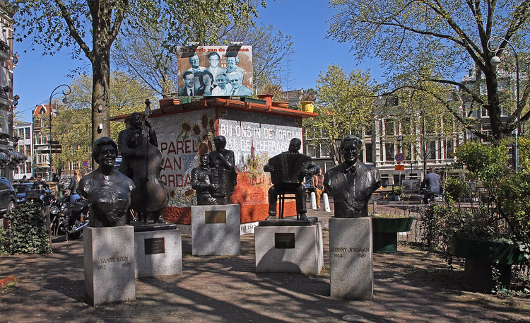 Musikerbüsten auf dem Johnny Jordaanplein