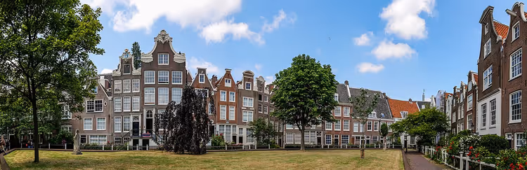 Binnenplaats van het Begijnhof met historische huizen in Amsterdam