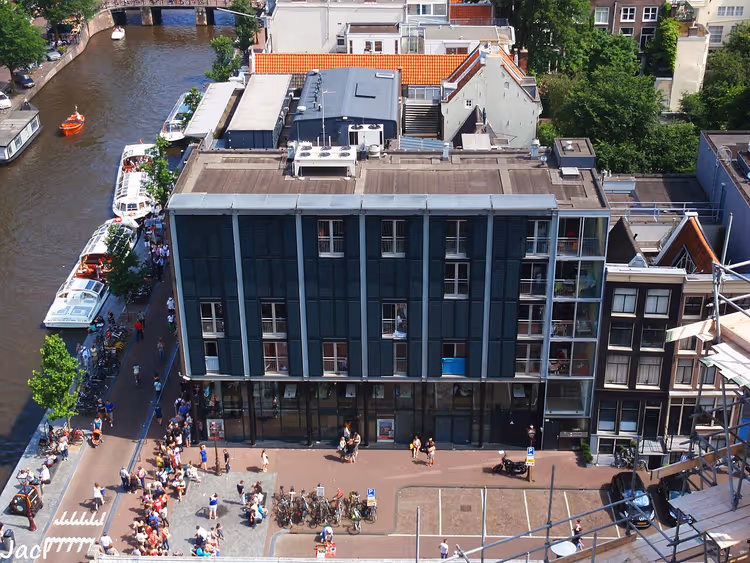 Kø av turister ved Anne Franks hus i Amsterdam