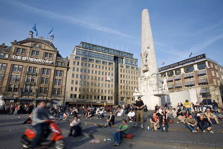 Dam-Platz mit dem Monument und dem Hotel Krasnapolsky