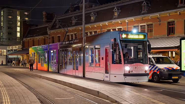 Nacht tram in Amsterdam vlakbij het station