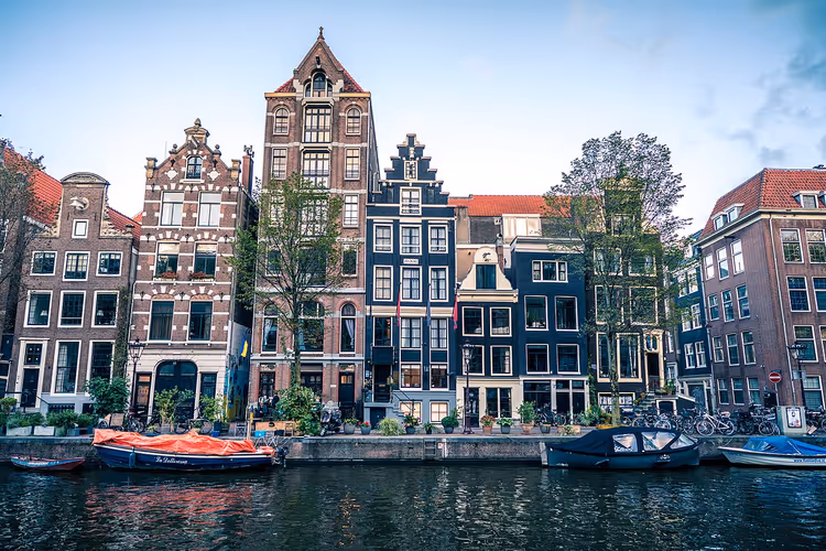 Canale di Amsterdam, case strette storiche e barche