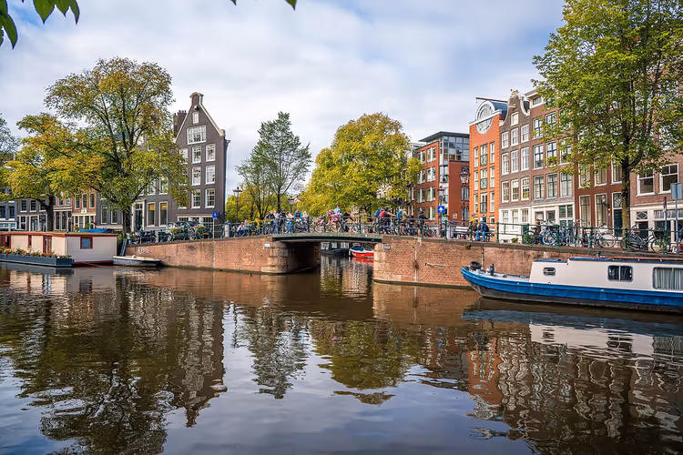 Kanavataloja Amsterdamin keskustassa
