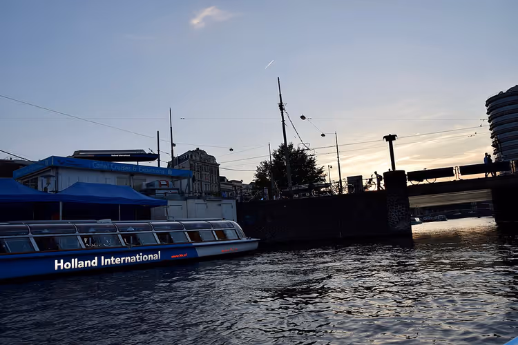 Rondvaartboot op een Amsterdamse gracht