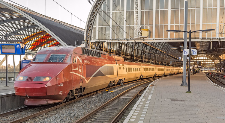 Rød Thalys-tog på Amsterdam stasjon