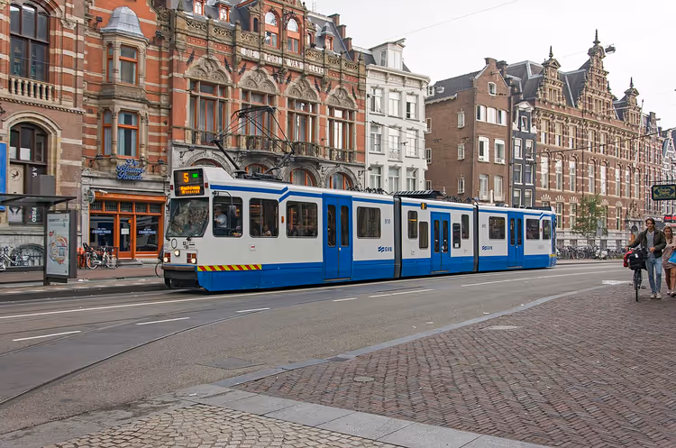 Tram di Amsterdam su una strada cittadina