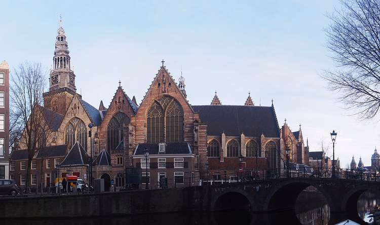 Gotiske Oude Kerk med tårnet sitt over kanalen