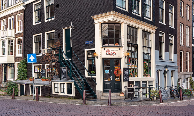 Eckgebäude mit einem kleinen Restaurant im Zentrum von Amsterdam