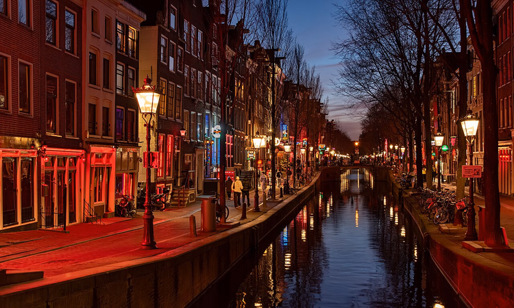 Wallenkanaal bij nacht in rood licht