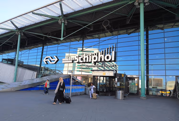 Ingang van station Schiphol met NS-logo