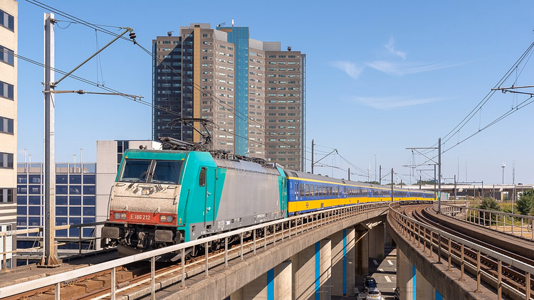 Intercity Direct -juna kohotetulla radalla Amsterdamissa