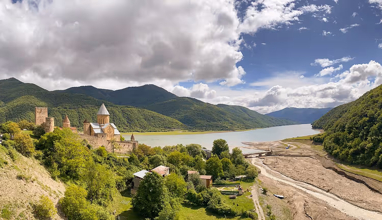 La Fortezza di Ananuri sulla riva del bacino