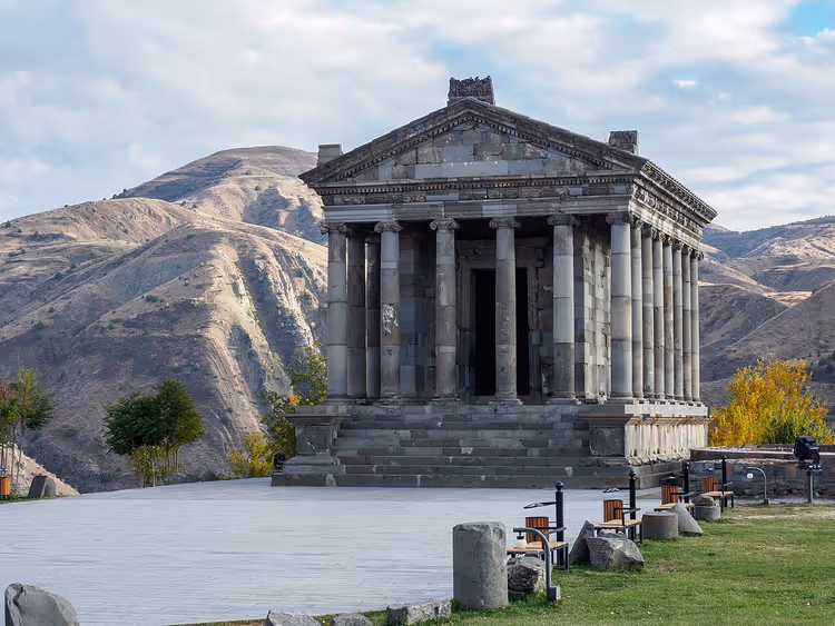 De antieke Tempel van Garni tegen een berglandschap