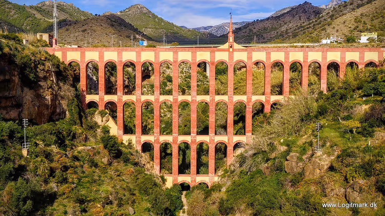 Aquaduct El Águila met bogen in de bergen