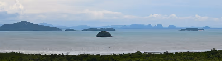 Андаманское море, острова вдали, облачное небо
