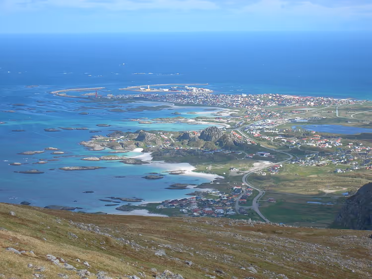 Dağdan Andenes panoraması: kasaba, adalar ve deniz