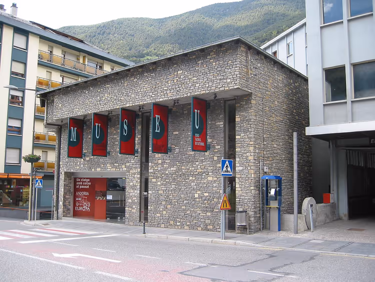 Stenen gebouw van het automuseum in Encamp