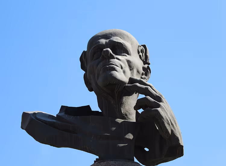 Памятник Андрею Сахарову на площади в Ереване