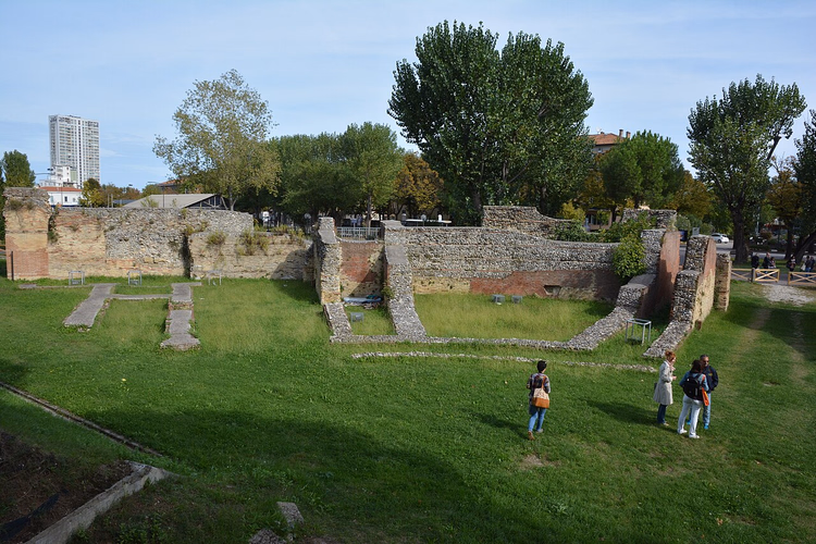 Ruïnes van het Romeinse amfitheater in Rimini tussen het groen