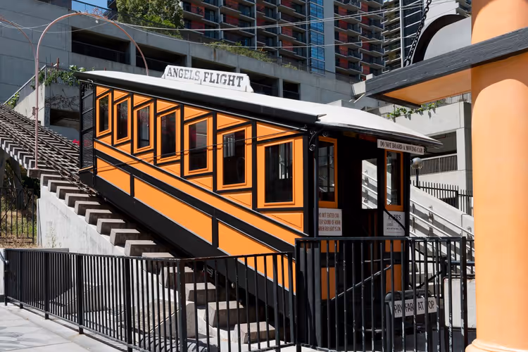 Оранжевый вагон фуникулёра Angels Flight на наклонном пути в городе