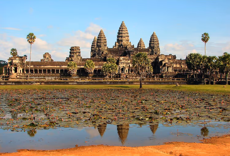 Angkor Wat med tårn og speiling i dammen