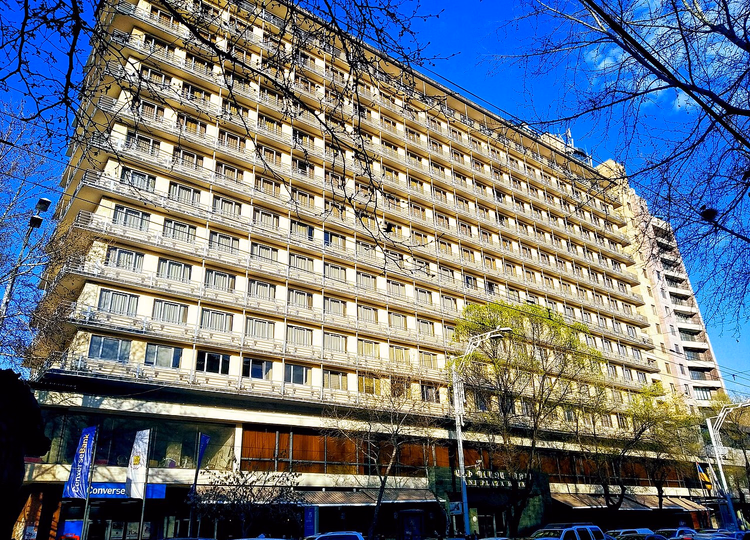 Ani Plaza Hotel Hochhaus bei Tag