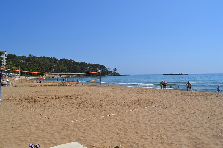 Sandstrand an der Kiefern-Landzunge in Avsallar