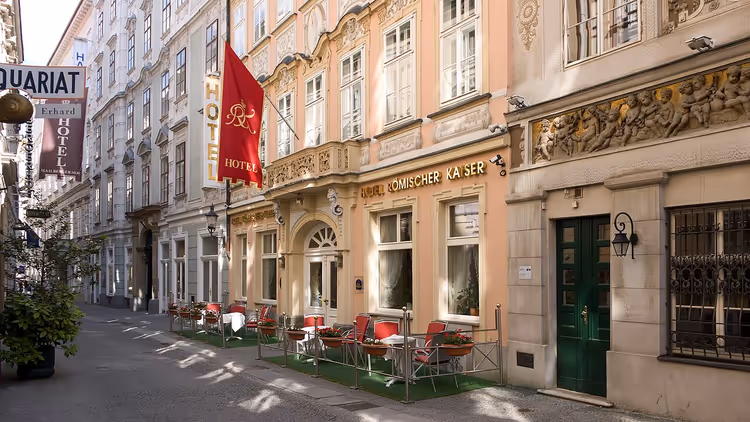 Annagasse'deki Hotel Römischer Kaiser'in cephesi
