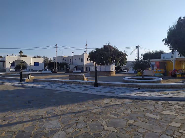 La plaza central del pueblo de Ano Mera con casas blancas
