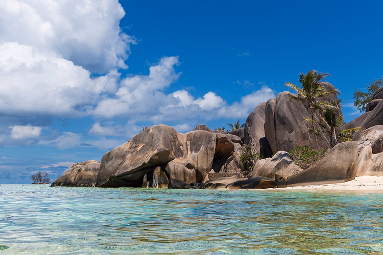 La Digue plajında granit kayalar ve turkuaz lagün