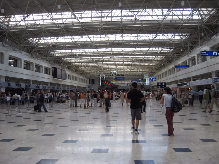 Sala de facturación en la terminal del aeropuerto de Antalya