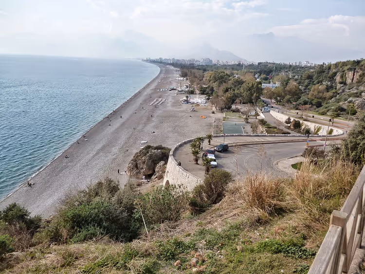 Панорама пляжа Коньяалты в Анталии