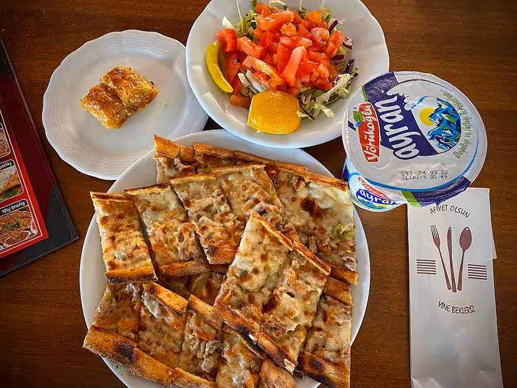 Almuerzo en un restaurante de Antalya