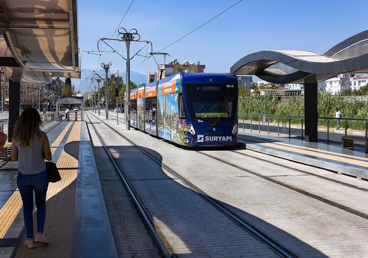 AnTray-Straßenbahn an der Station Meydan in Antalya