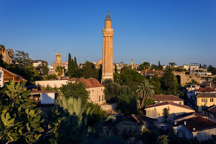 المئذنة المخددة فوق أسطح أنطاليا القديمة