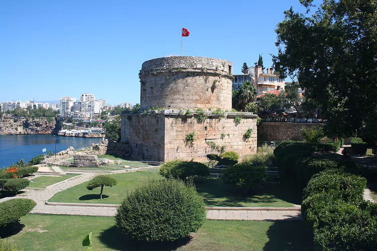 Antalya'da bir parkta bayraklı Hıdırlık Kulesi