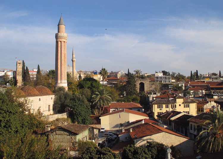 Daken van Kaleiçi en de Yivli-minaret in Antalya
