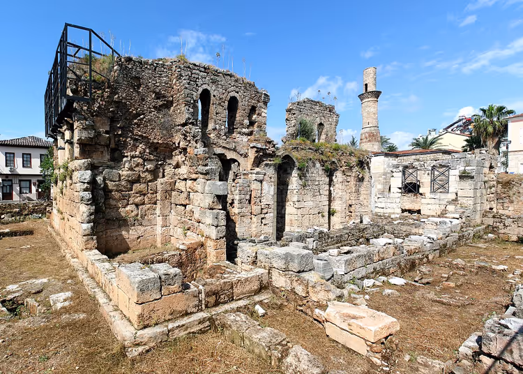 Antalya'da tapınak kalıntıları ve Kesik Minare