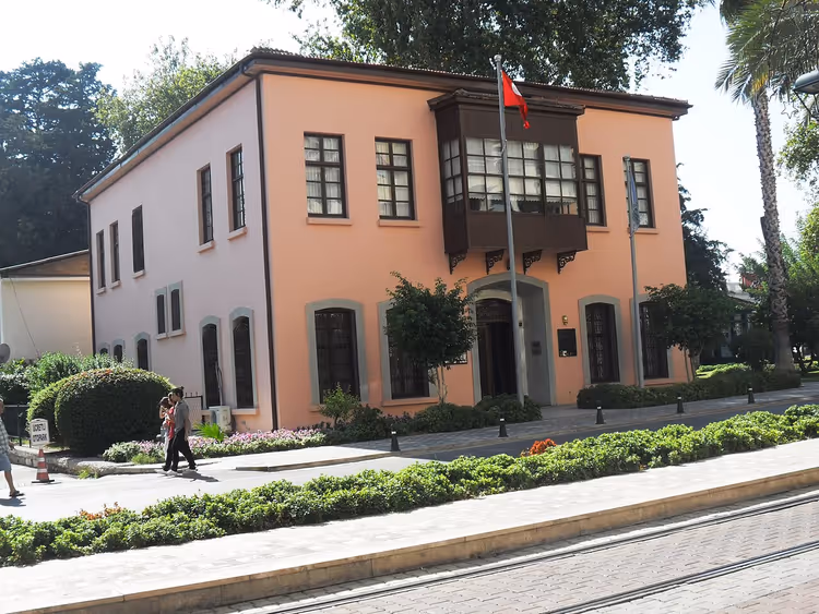 Bayraklı pembe iki katlı Atatürk evi müzesi