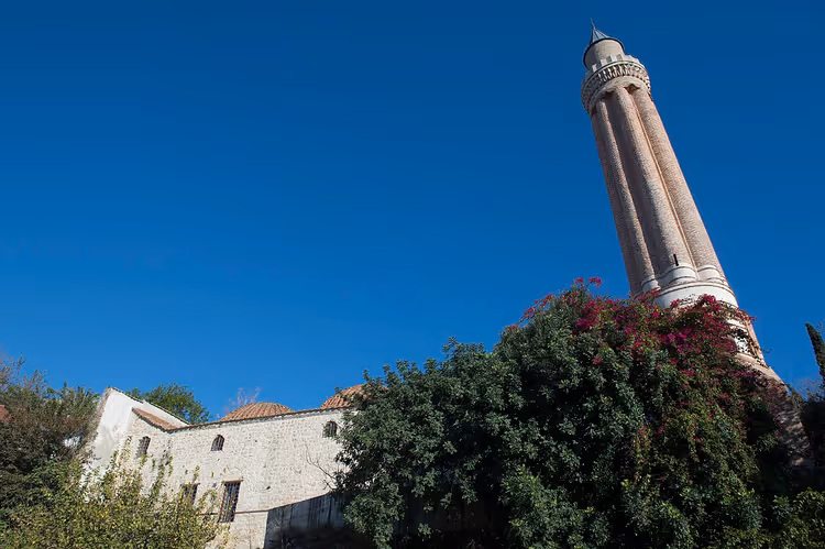 Antalya'da bir caminin üzerinde yivli Yivli Minare