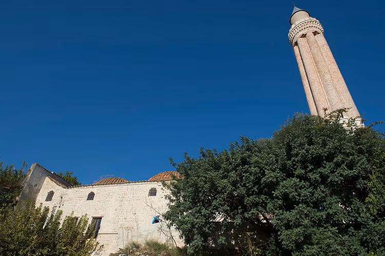 المئذنة المفردة والمسجد في أنطاليا