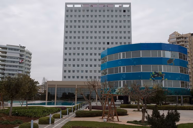 Het Marmara Antalya hotel met zwembad en palmbomen