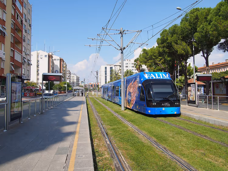 Antray-Straßenbahn auf einer Straße in Antalya