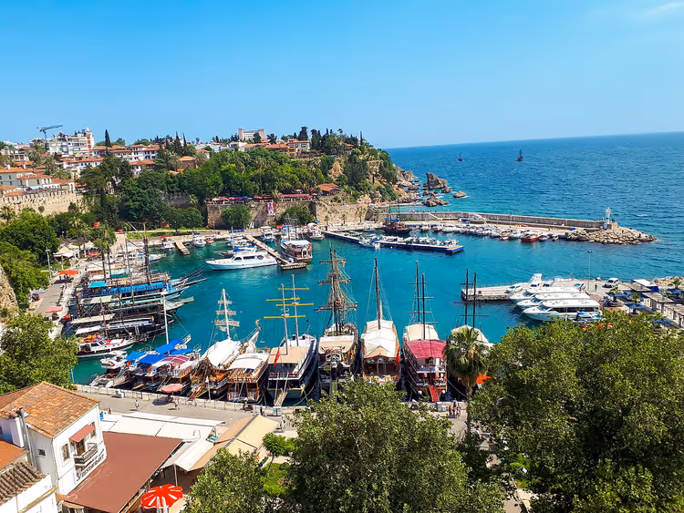 Старая гавань Антальи Калеичи с яхтами и морем