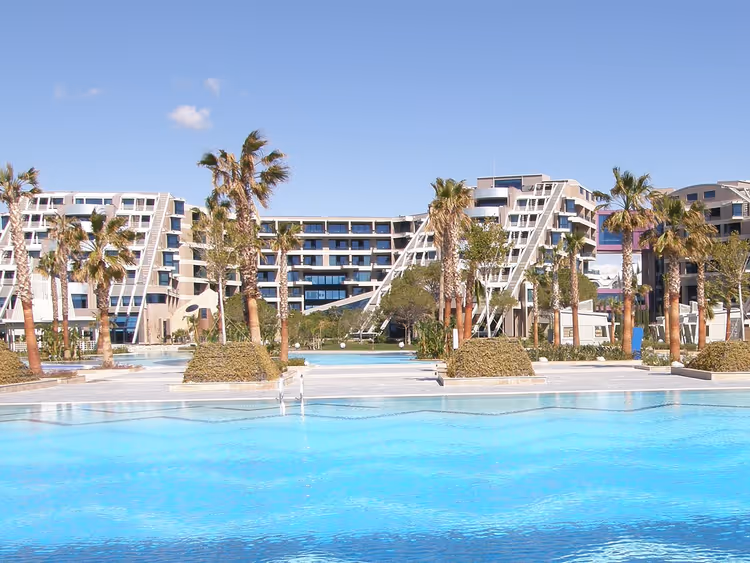 Concorde De Luxe Resort'un havuzu ve beyaz binaları