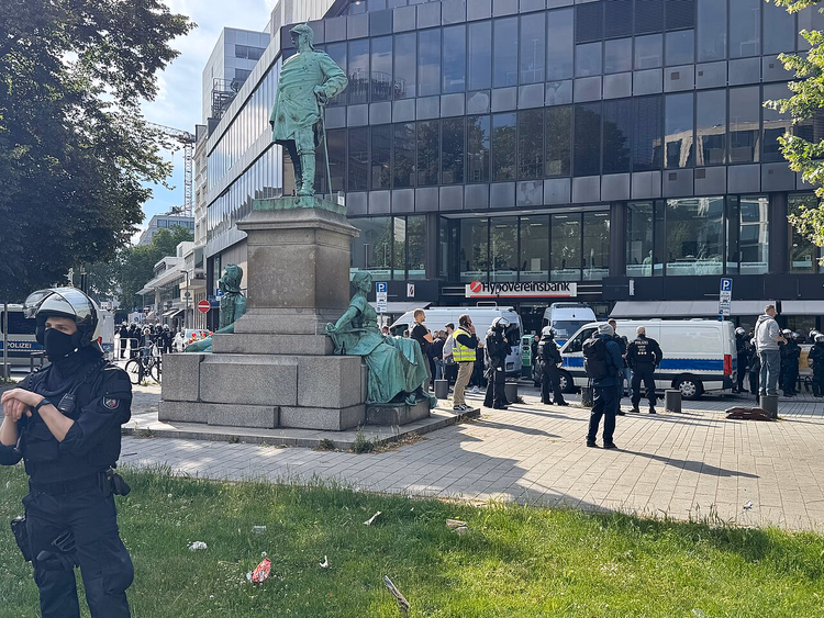 Kaide üzerinde figürlü bronz Bismarck anıtı